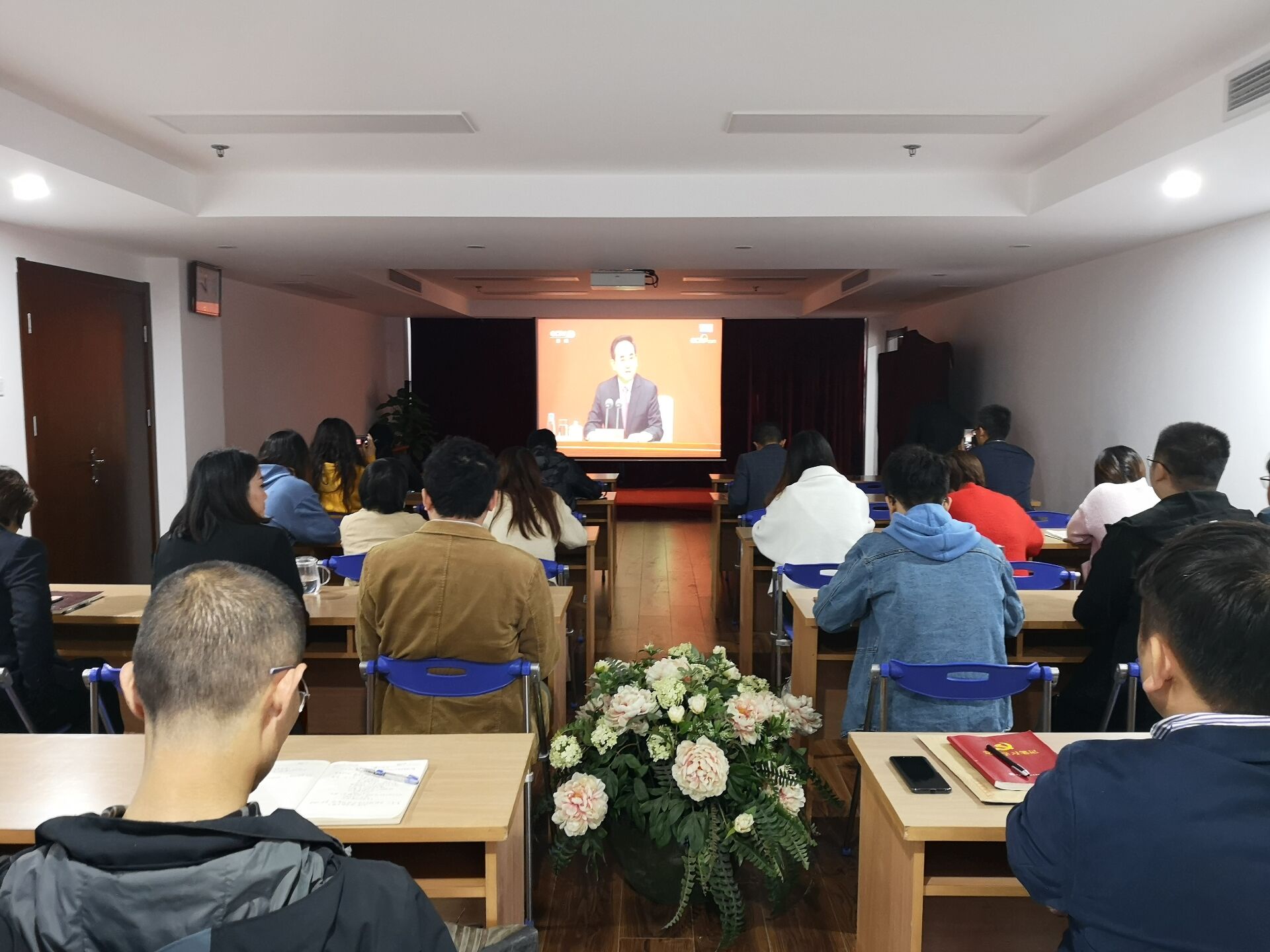 集团组织收看党的十九届五中全会精神新闻发布会